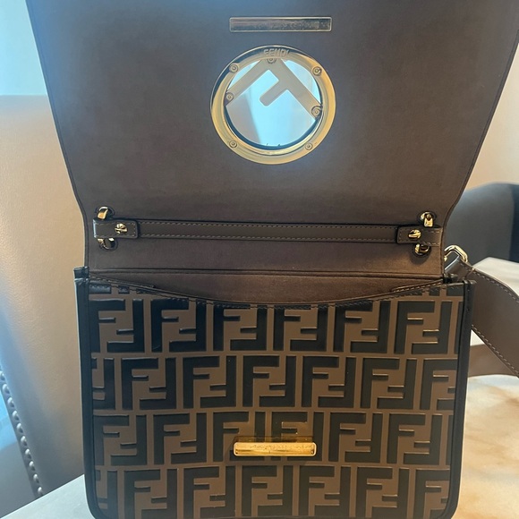 Fendi Baguette style shoulder bag. Gently used in great condition! - Picture 4 of 7